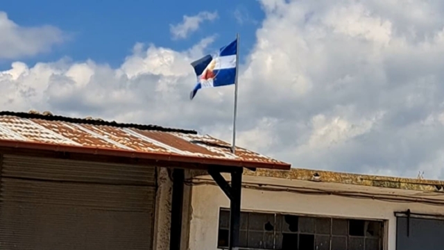 Σάλος στην Σπερχειάδα: Άγνωστοι ύψωσαν την σημαία της Χούντας (video)