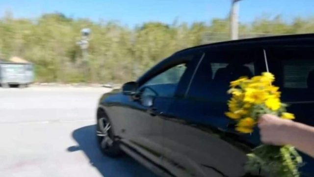 Σούσουρο με την Ελένη Μενεγάκη: Γκάζωσε και έφυγε ο σοφέρ της – Ποια η αντίδρασή της όταν την συνάντησε η κάμερα του Happy Day