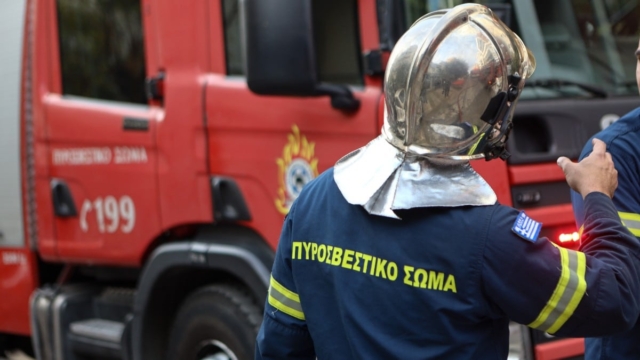 Σούδα: Μεγάλη φωτιά κοντά στον Ναύσταθμο – Εκκενώθηκε ο οικισμός