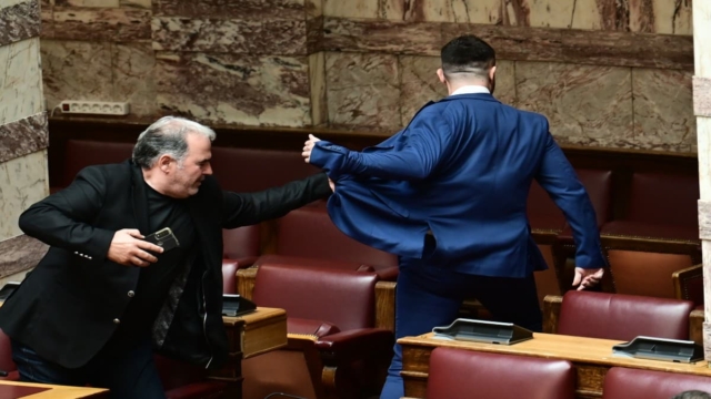 Στον εισαγγελέα ο Κωνσταντίνος Φλώρος για τη βίαιη επίθεση μέσα στη Βουλή – Έσπασε τη μύτη του Βασίλη Γραμμένου (video)