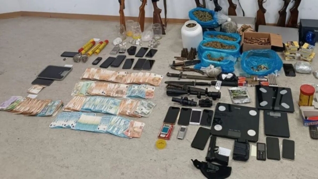 Περιστέρι: Συνελήφθη σπείρα που διακινούσε ναρκωτικά – Εντοπίστηκαν 3 κιλά ηρωίνης και όπλο