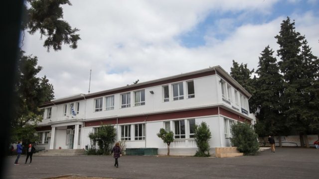 Σοκ στη Θεσσαλονίκη: Επιτέθηκαν σε συμμαθητές τους μέσα στο σχολείο – Πέντε συλλήψεις