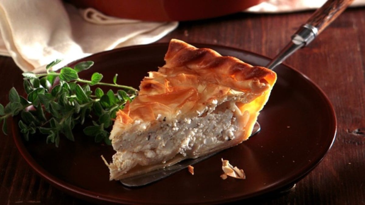 Κρεμώδης τυρόπιτα με φέτα, γιαούρτι και μαντζουράνα – Έτοιμη σε 15′