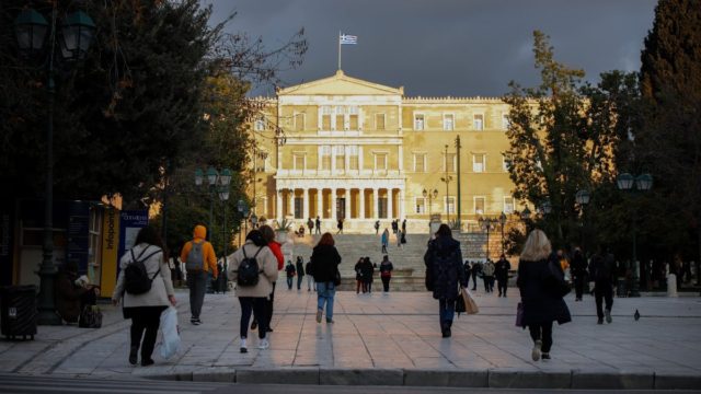Συντάξεις Μαΐου: Πότε θα καταβληθούν – Ποιους θα αφορούν οι πρώτες πληρωμές (video)