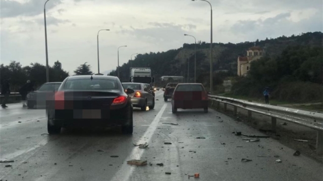 Συναγερμός στη Θεσσαλονίκη: Συγκρούστηκαν στρατιωτικό λεωφορείο, απορριματοφόρο και ΙΧ με αποτέλεσμα έναν τραυματία!