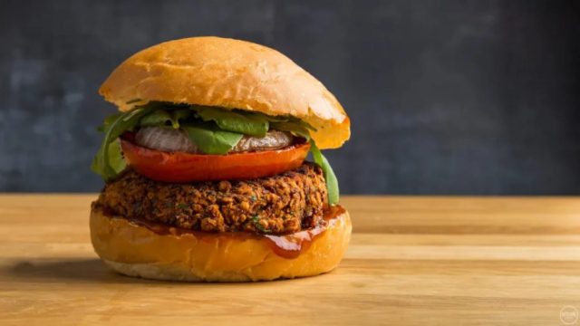 Απλά ονειρικό: Το απόλυτο burger με λαχταριστό μπιφτέκι από κόκκινα φασόλια