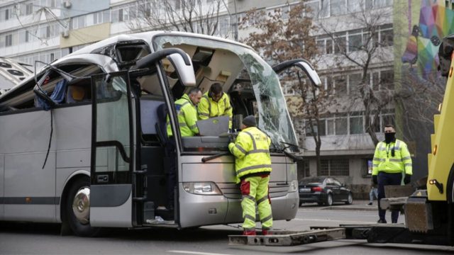 Συναγερμός στην Πανεπιστημίου: Τροχαίο με τουριστικό λεωφορείο – Έξι τραυματίες