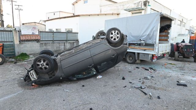Γλυκά Νερά: Σοβαρό τροχαίο στη Λαυρίου- Αναποδογύρισε αυτοκίνητο (video)