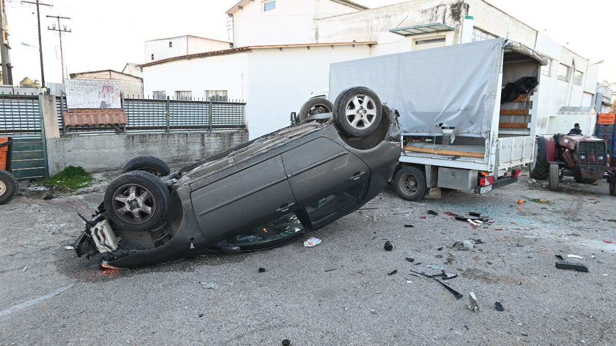 Γλυκά Νερά: Σοβαρό τροχαίο στη Λαυρίου- Αναποδογύρισε αυτοκίνητο (video)
