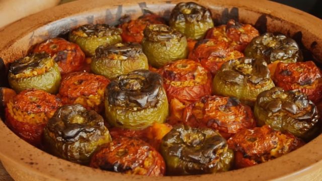 Βολιώτης απειλoύσε τη γυναίκα του με μαχαίρι για να μην ταΐσει τα πεθερικά του – «Θα μετρήσω τα γεμιστά»