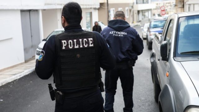 Βούλα: Στιγμές τρόμου για ζευγάρι ηλικιωμένων – Τους έδεσαν, τους κλείδωσαν σε αποθήκη και τους λήστεψαν