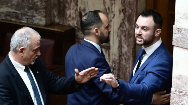 Βουλή: Κρατείται με εντολή Τασούλα ο Κωνσταντίνος Φλώρος που γρονθοκόπησε βουλευτή της Ελληνικής Λύσης (video)