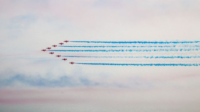 Αεροπορική επίδειξη των Red Arrows στο Φλοίσβo – Βίντεο με τις εντυπωσιακές πτήσεις