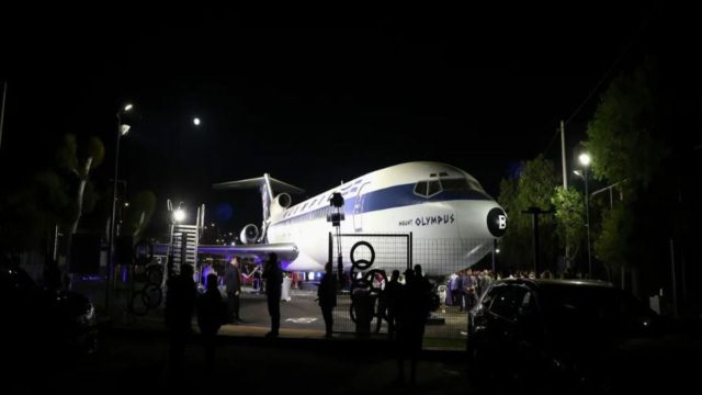 Κοσμεί την Βουλιαγμένης το ιστορικό Boeing 727 της Ολυμπιακής που αγόρασε ο Ωνάσης – Υπέροχες φωτογραφίες από τη τελετή