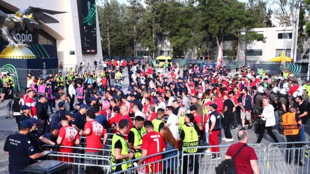 «Κόκκινο ποτάμι» ξεχύθηκε στους δρόμους της Αθήνας: Ξεκίνησαν για την OPAP Arena οι φίλαθλοι του Ολυμπιακού (video-photos)