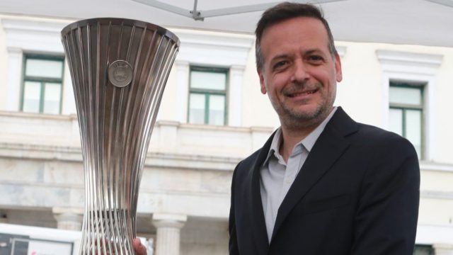 Η καρδιά του Conference League χτυπά στην Αθήνα: Πλήθος κόσμου πήγε να δει το τρόπαιο στο κέντρο – Ακυρώθηκε η έκθεση στη Ν. Φιλαδέλφεια