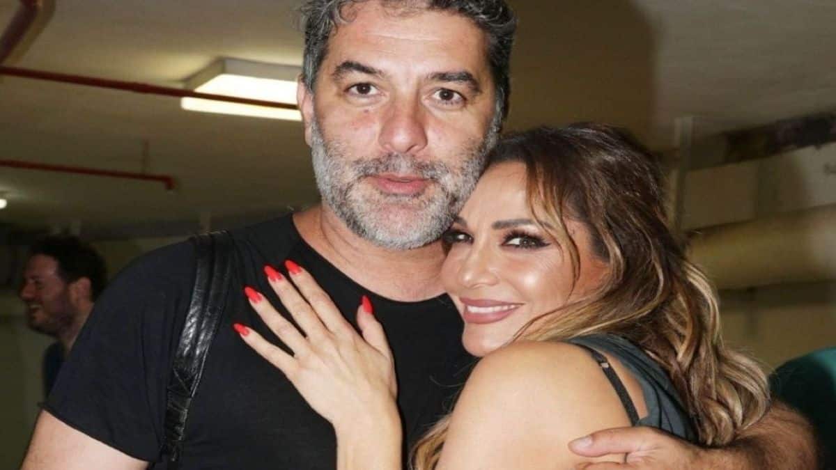 Όλοι φώναζαν «να ζήσετε»: Άναυδη η Δέσποινα Βανδή με την πρόταση γάμου την ώρα που τραγουδούσε (video)