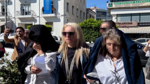 «Θάψτε με… θέλω να πεθάνω»: Ούρλιαζε κατηγορούμενη από το κύκλωμα εφοριακών στα δικαστήρια Χαλκίδας (video)