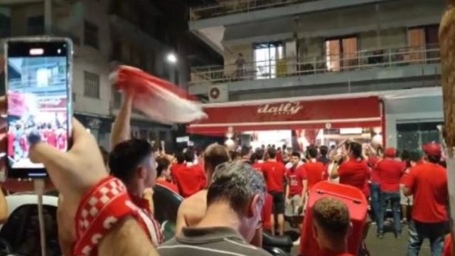 «Γεια σου γιαγιά, γιαγιά και κούπα Πειραιά»: Αποθέωσαν ηλικιωμένη μετά το ευρωπαϊκό τρόπαιο οι οπαδοί του Ολυμπιακού
