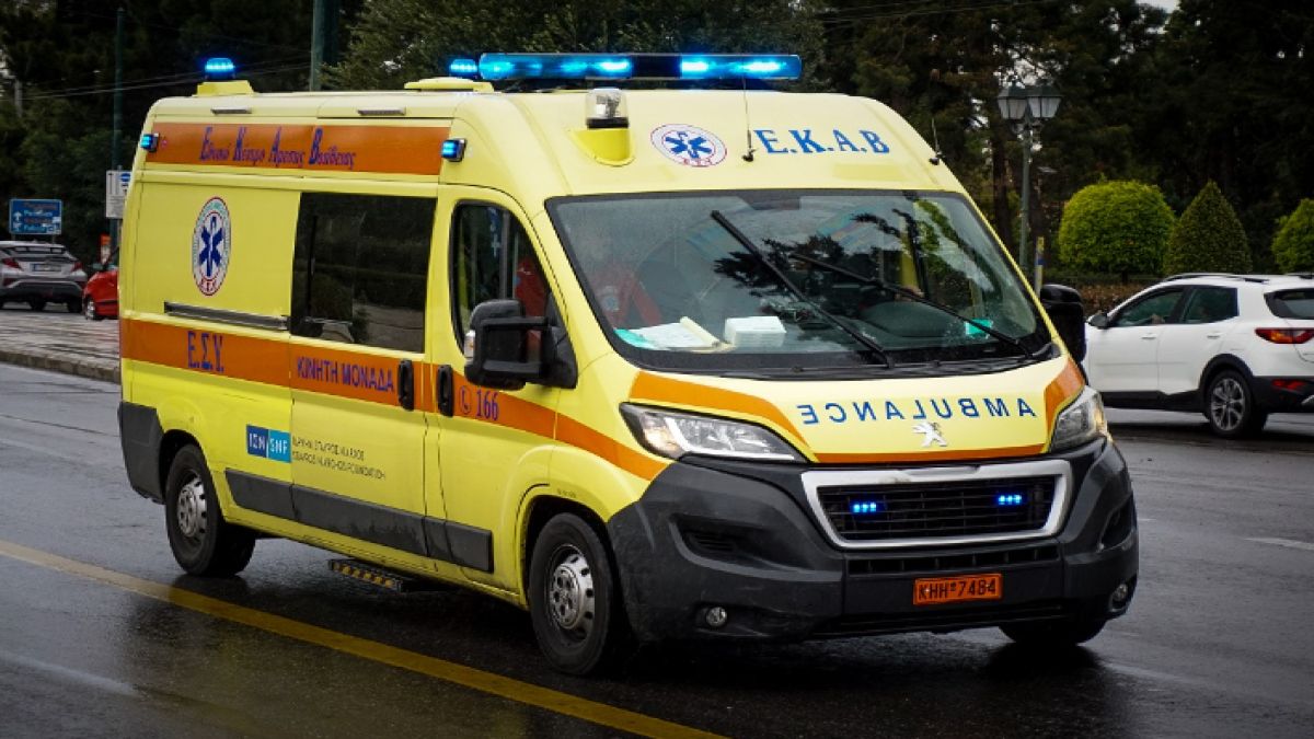 Θεσσαλονίκη: Αυτοκίνητο παρέσυρε διασώστη του ΕΚΑΒ