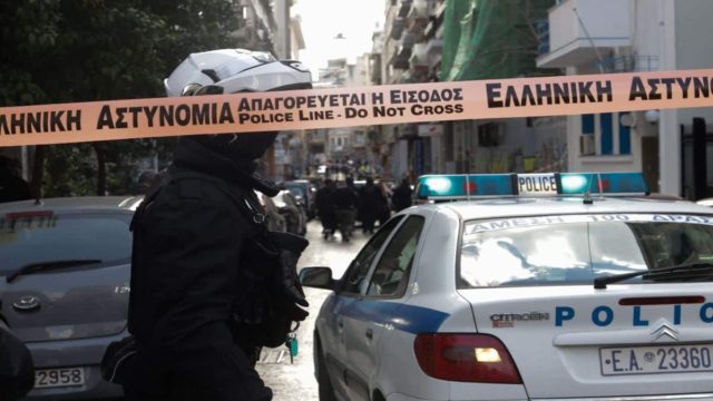 Συναγερμός στην Ελληνική Αστυνομία: Έκρηξη χειροβομβίδας στην Αγία Βαρβάρα