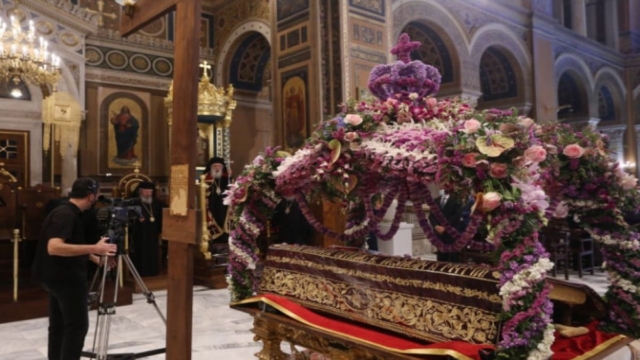 Μεγάλη Παρασκευή: Τα έθιμα που γιορτάζουμε – Ο Επιτάφιος, ο Εσπερινός και η Αποκαθήλωση του Εσταυρωμένου