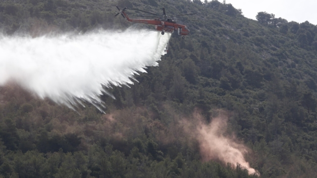 Φωτιά στον Ασπρόπυργο – Ισχυρές πυροσβεστικές δυνάμεις στο σημείο