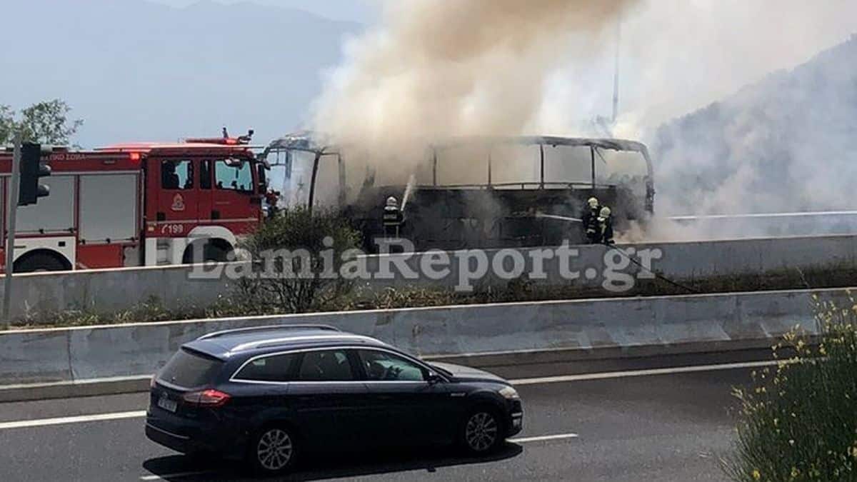 Σοκ στην Στυλίδα: Λεωφορείο πήρε φωτιά – Σημειώθηκαν εκρήξεις (video)