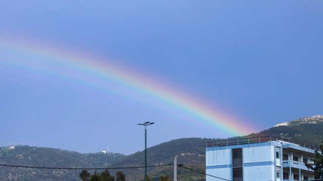 Η Φωτογραφία της Ημέρας: Σπάνιο τριπλό ουράνιο τόξο «ζωγράφισε» τον ουρανό πάνω από το Γουδή