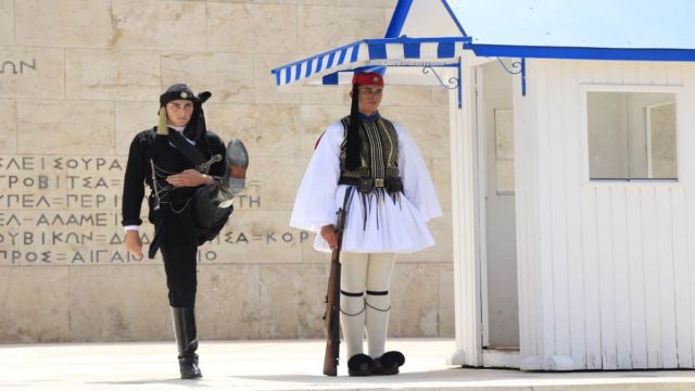 Η αλλαγή της προεδρικής φρουράς εις μνήμην της Γενοκτονίας των Ποντίων: Με παραδοσιακή ποντιακή στολή οι Εύζωνες