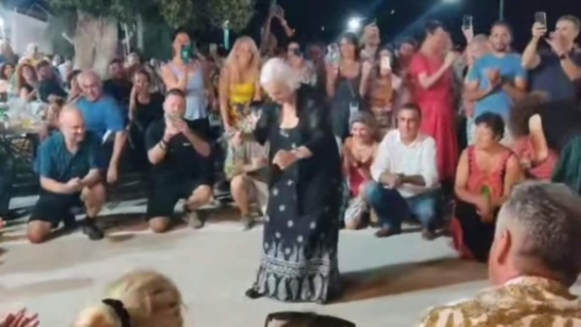 Έδωσε και την ψυχή της: 93χρονη γιαγιά χορεύει ζεϊμπέκικο στην Ικαρία και όλοι υποκλίνονται!