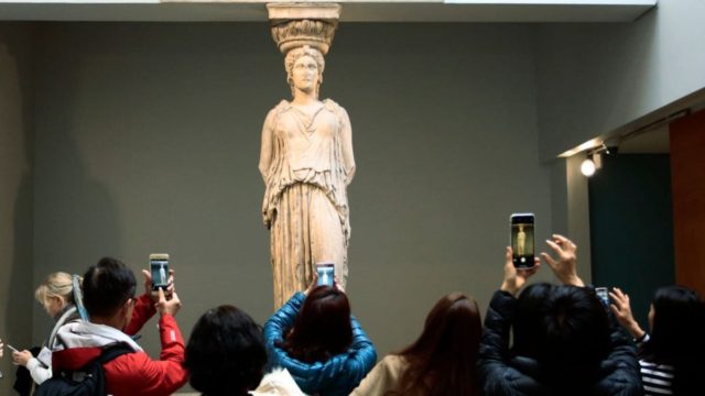 Αναίσχυντες δηλώσεις για τα Γλυπτά του Παρθενώνα: «Αν η Ελλάδα θέλει δανεισμό, να αναγνωρίσει ότι μας ανήκουν»