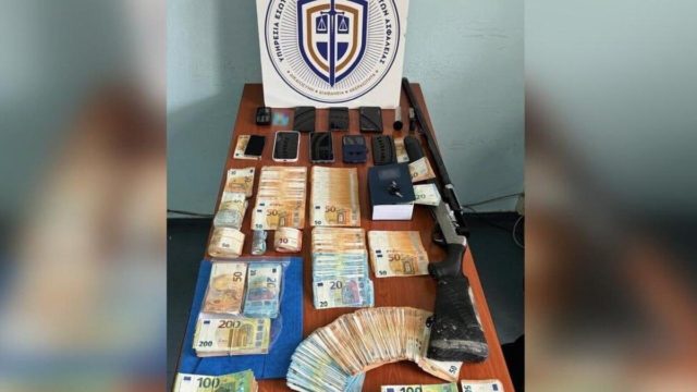 Ονόματα και «ταρίφες» από 250 έως 10.000 ευρώ στο σημειωματάριο της διευθύντριας – «Φύλλο και φτερό» οι συγγενείς και οι περιουσίες των εμπλεκόμενων (video)