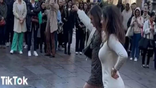 Ούτε τσιφτετέλι τέτοια πέραση: Ελληνίδες χορεύουν Ικαριώτικο στο Παρίσι και γίνονται viral!