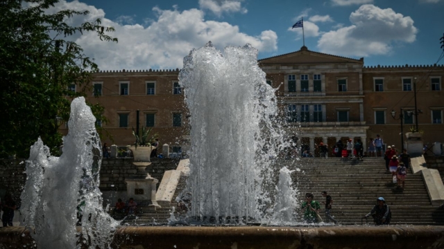 «Ποδαρικό» Ιουνίου με 40αρια: Ποιες περιοχές θα χτυπήσουν «κόκκινο» – Πότε επιστρέφει η αφρικανική σκόνη (video)
