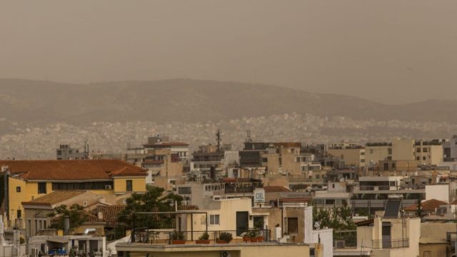 Καιρός σήμερα (17/5): Αποπνικτικό «κοκτέιλ» αφρικανικής σκόνης και ζέστης – Στους 32 βαθμούς η θερμοκρασία