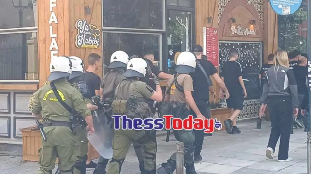 Ο κακός χαμός στο κέντρο της Θεσσαλονίκης: Ένταση στην Καμάρα με οπαδούς του ΠΑΟΚ και δυνάμεις των ΜΑΤ (video)