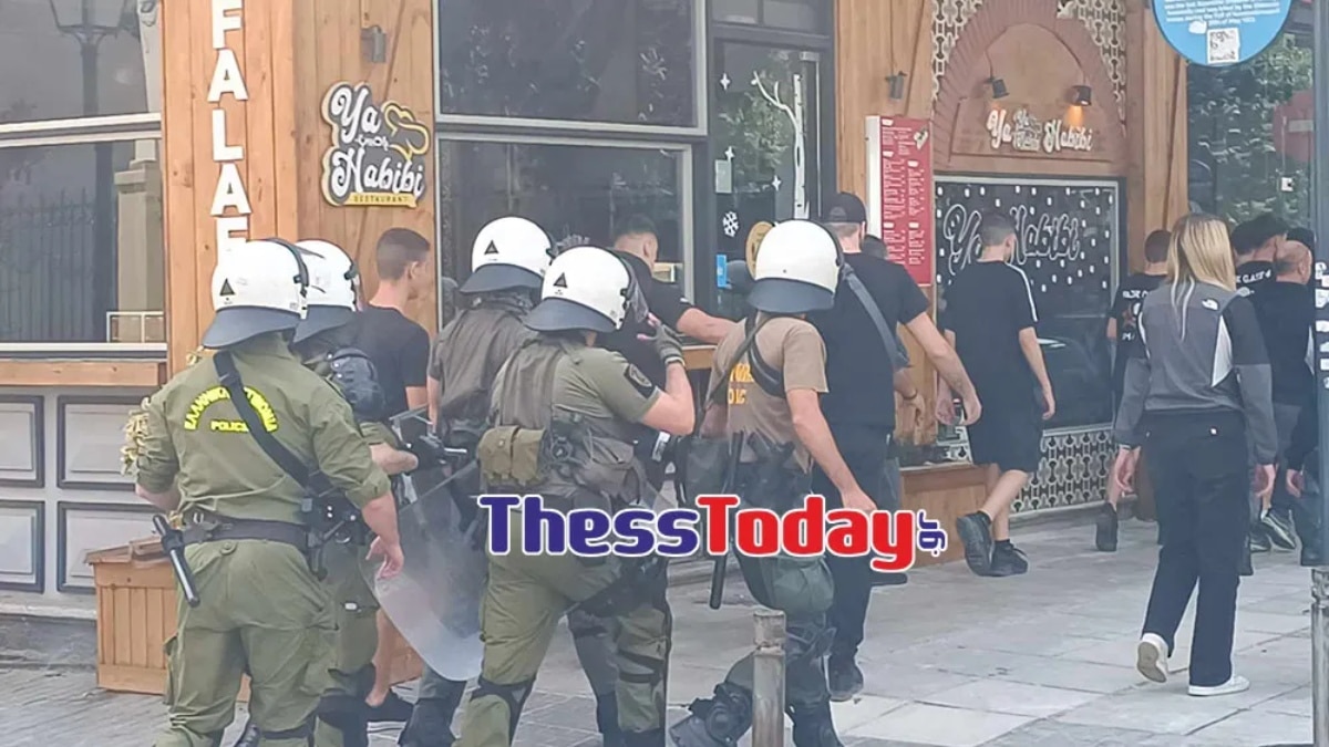 Ο κακός χαμός στο κέντρο της Θεσσαλονίκης: Ένταση στην Καμάρα με οπαδούς του ΠΑΟΚ και δυνάμεις των ΜΑΤ (video)