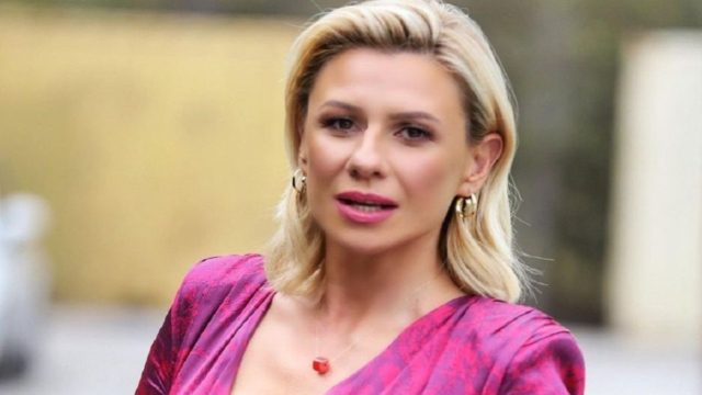 Συγκινεί η Κατερίνα Καραβάτου: «Σ΄αυτόν το δύσκολο κόσμο που όλα μοιάζουν ετοιμόρροπα…»