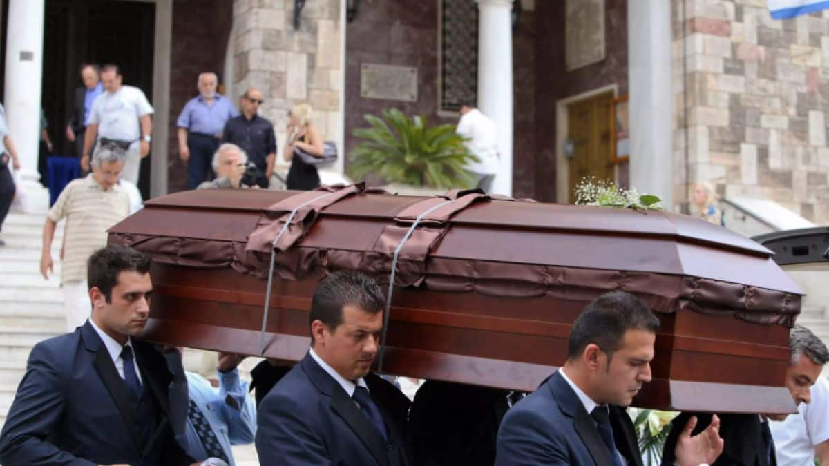 Πάτρα: Συγγενείς τη διώχνουν από τη κηδεία του πατέρα της – Κλήθηκε η αστυνομία