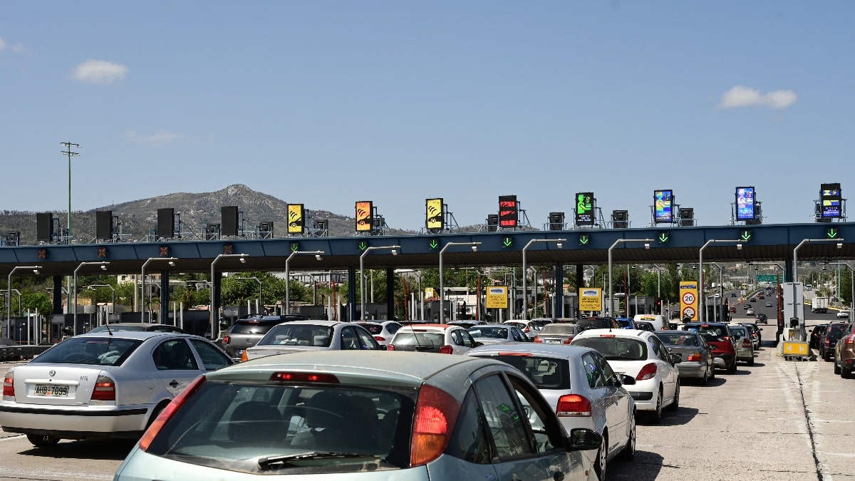 «Ερημώνει» η Αττική για το Πάσχα: Δρόμοι της υπομονής σε Αττική Οδό και Αθηνών-Κορίνθου – Φεύγουν με κάθε μέσο