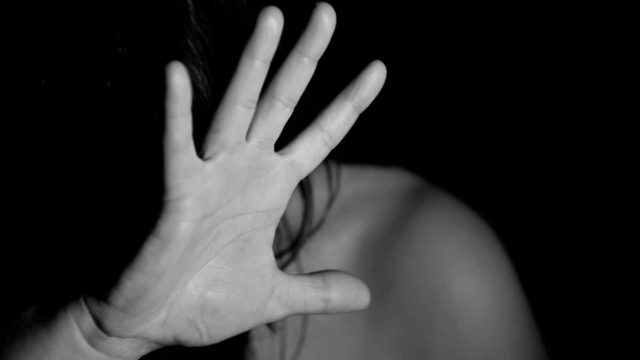 Λαμία: 19χρονη καταγγέλλει ότι ζευγάρι την μέθυσε, τη βί@σε και την βιντεοσκόπησε