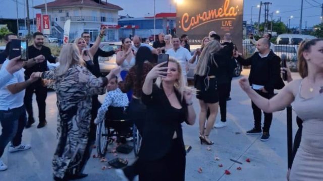 Μπουζούκια στη Λάρισα έκλεισαν για καλοκαίρι και το γιόρτασαν με την ψυχή τους –  Έβγαλαν την πίστα έξω – Βροχή τα πανέρια με τα λουλούδια