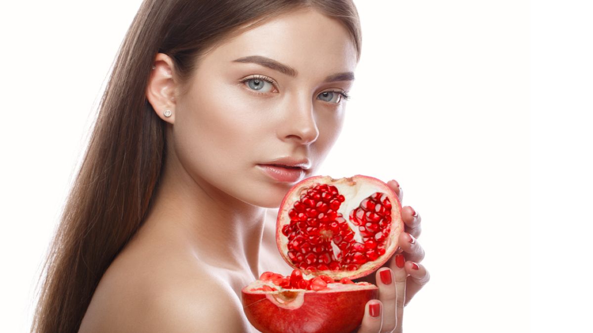 Ξέχνα τα botox και τα κέντρα αισθητικής: Αυτή η φυσική μάσκα προσώπου με ρόδι και μέλι θα σε δείχνει 10 χρόνια νεότερη