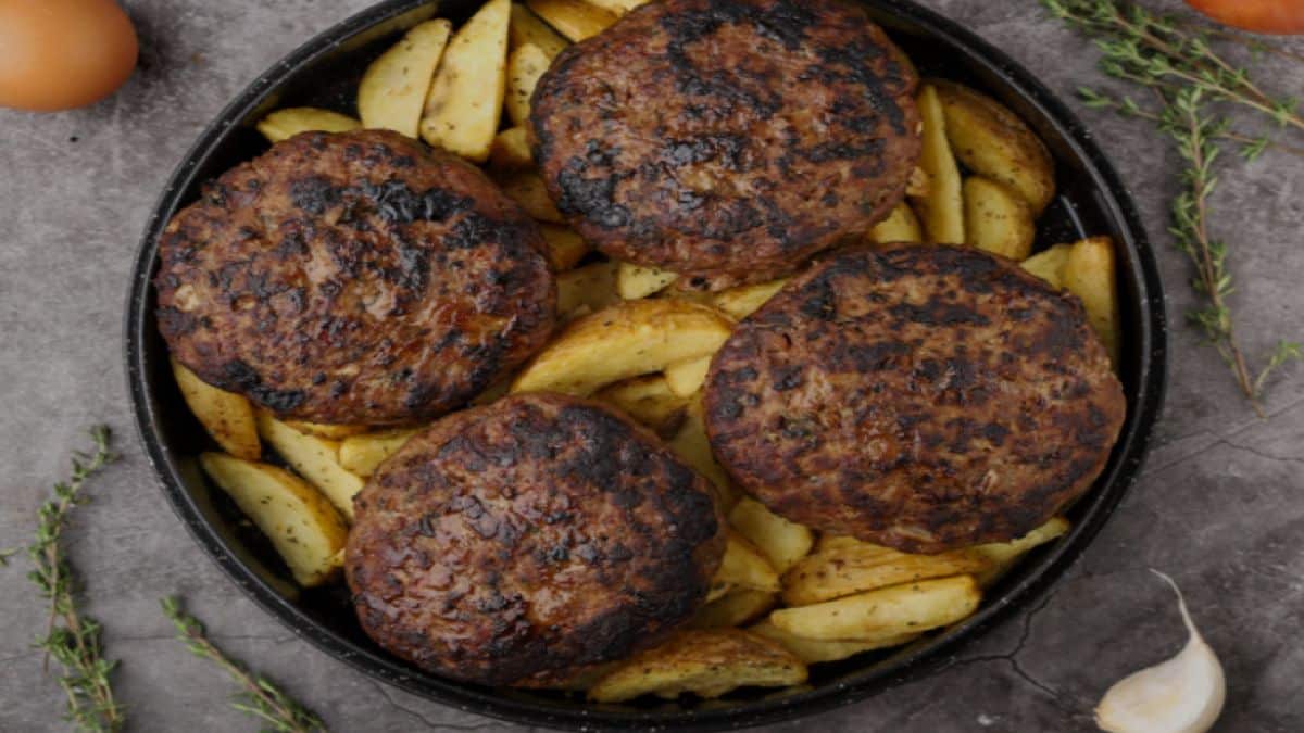 Πεντανόστιμη συνταγή για μπιφτέκια γεμιστά με μελωμένα κρεμμύδια