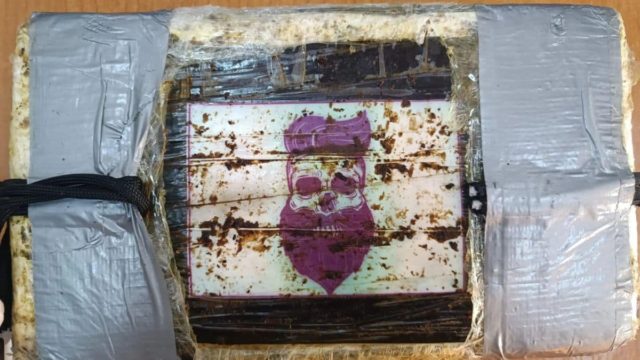 Αυτά είναι τα 320 κιλά κοκαΐνης που βρέθηκαν στο λιμάνι του Πειραιά – Έχουν πάνω το λογότυπο «Sparta»