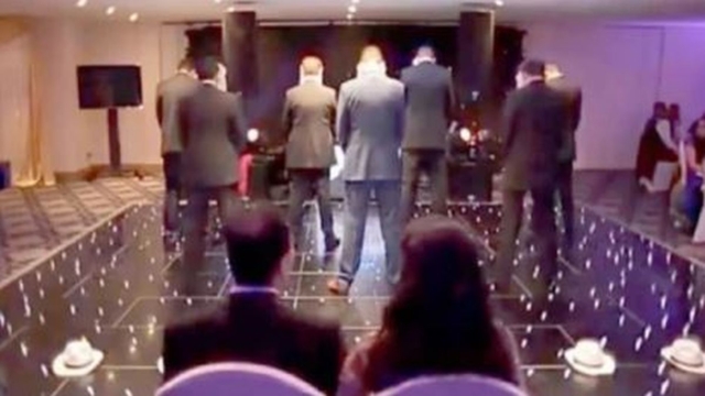 Τα 7 αδέρφια της νύφης γύρισαν πλάτη στους καλεσμένους την ώρα της δεξίωσης – Κανείς δεν είχε ιδέα για αυτό που θα ακολουθούσε!