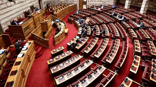 Στις 10:30 σύγκρουση κορυφής στη Βουλή για την ακρίβεια – Η τελευταία μάχη των κομμάτων πριν τις ευρωεκλογές