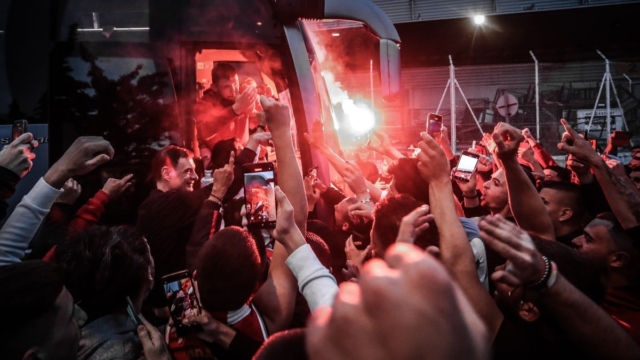 «Φέρτε μας το ευρωπαϊκό, Θρύλε ολέ σ’ αγαπώ»: Απίθανη αποθέωση στην υποδοχή του Ολυμπιακού στο αεροδρόμιο – Το «ευχαριστώ» του Μπαρτζώκα (videos+photos)