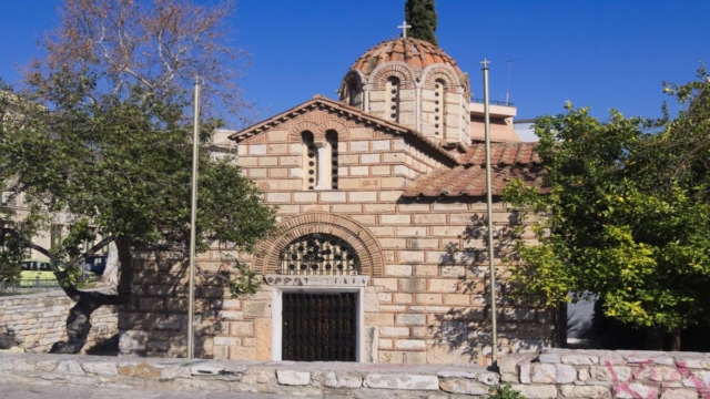 Πανελλήνιος σάλος: Ομοφυλόφιλοι επιδόθηκαν σε σ@ξου@λικές πράξεις σε προαύλιο εκκλησίας την ώρα της λειτουργίας στο Θησείο